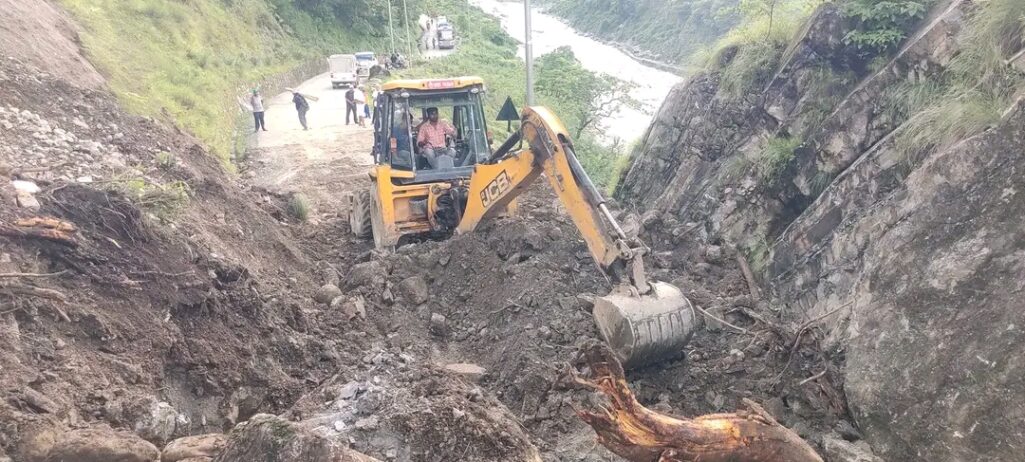 सरोकारवाला निकायले चाँसो नदेखाएपछि निर्माण व्यसायी संघले अवरुद्ध सडक खुलाउँदै