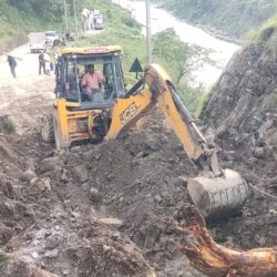 सरोकारवाला निकायले चाँसो नदेखाएपछि निर्माण व्यसायी संघले अवरुद्ध सडक खुलाउँदै