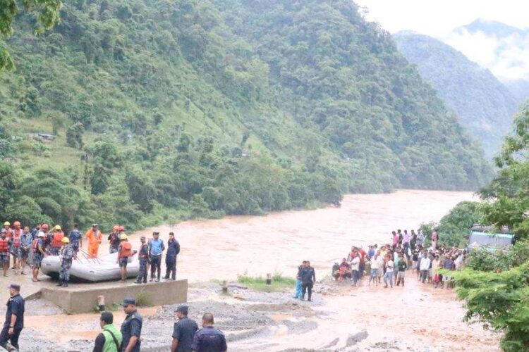 त्रिशुली नदीमा खसेका दुई वटा बसको खोजी कार्य जारी(तस्बिरसहित)