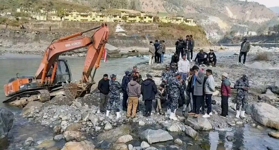 भारतीय एक्साभेटर महाकाली नदी हुँदै नेपालतर्फ पुगेपछि विवाद