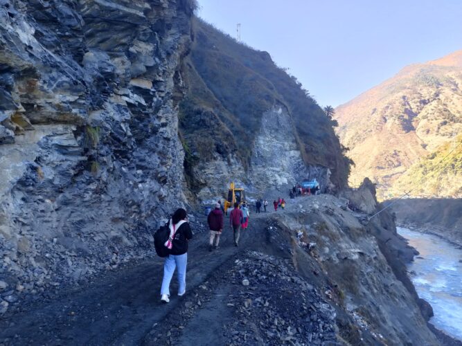 महाकाली लोकमार्गको किम्तडी ठण्याभीरमा अझै खुलेन सडक